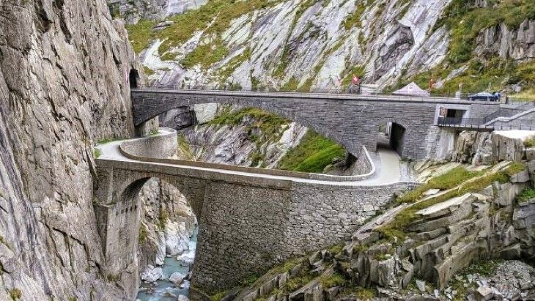 Im Bernina Express von Tessin nach Graubünden - 9-tägige Alpenreise von Zugprofi