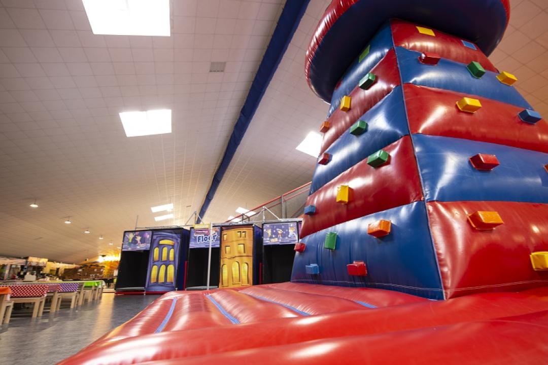 Ticket 2 Erw. (+ 2 Kaffee) und 2 Kinder (+ 2 Slush Eis) + 4 x LaserTag im Funky-Town Ratingen