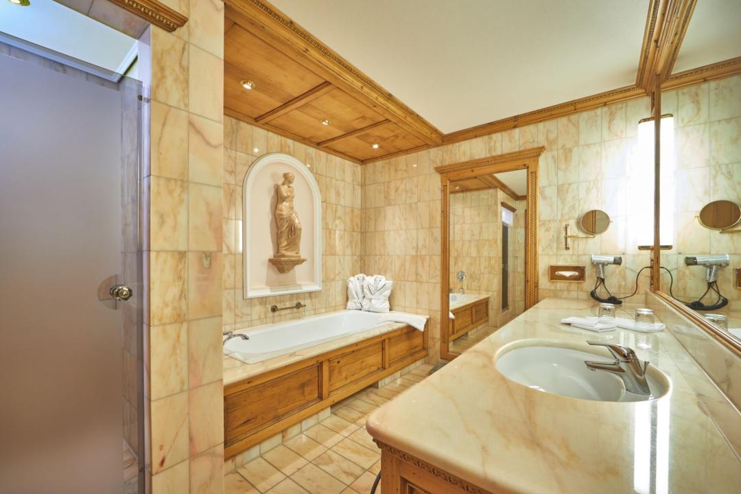 Gutschein für 3 Nächte im großzügigen Alpen Chalet für 2 Personen im Parkhotel Wallgau