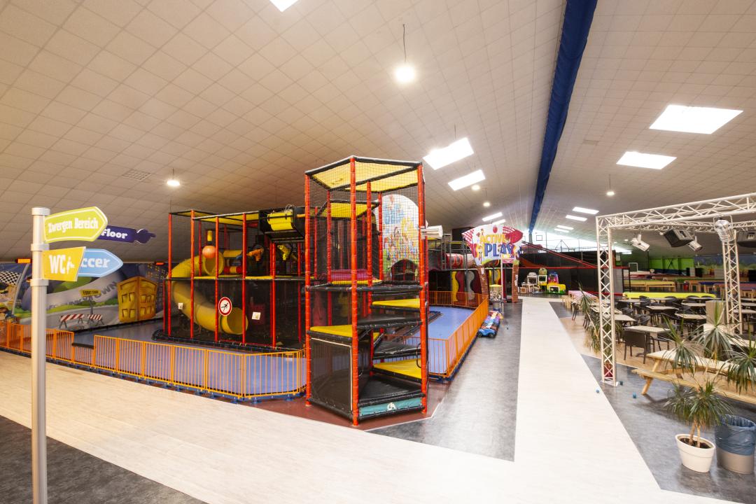 Ticket 2 Erw. (+ 2 Kaffee) und 2 Kinder (+ 2 Slush Eis) + 4 x LaserTag im Funky-Town Ratingen